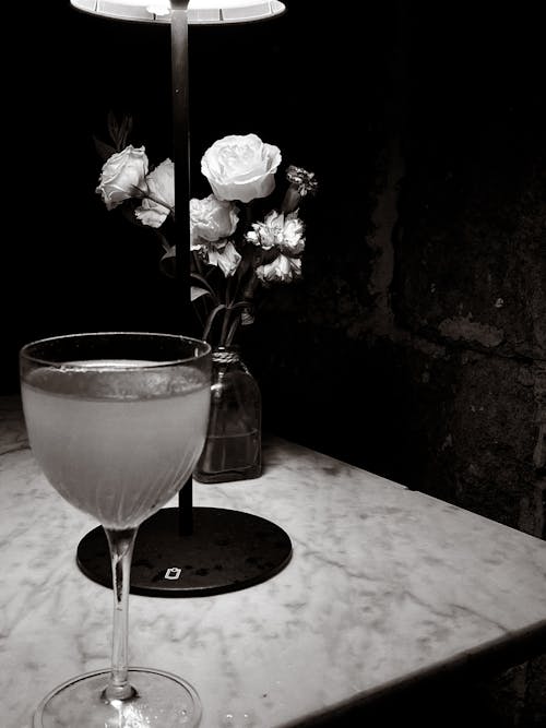 Gratis arkivbilde med alkohol, bord, cocktail