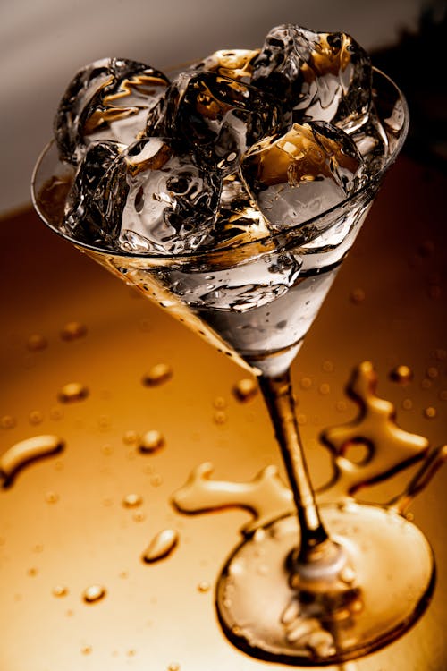 Бесплатное стоковое фото с бокал для коктейля, вода, золотистый