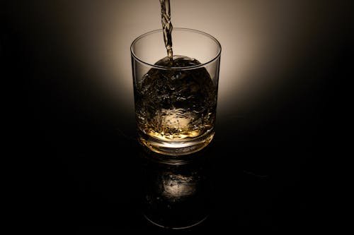 Бесплатное стоковое фото с виски, лед, лить