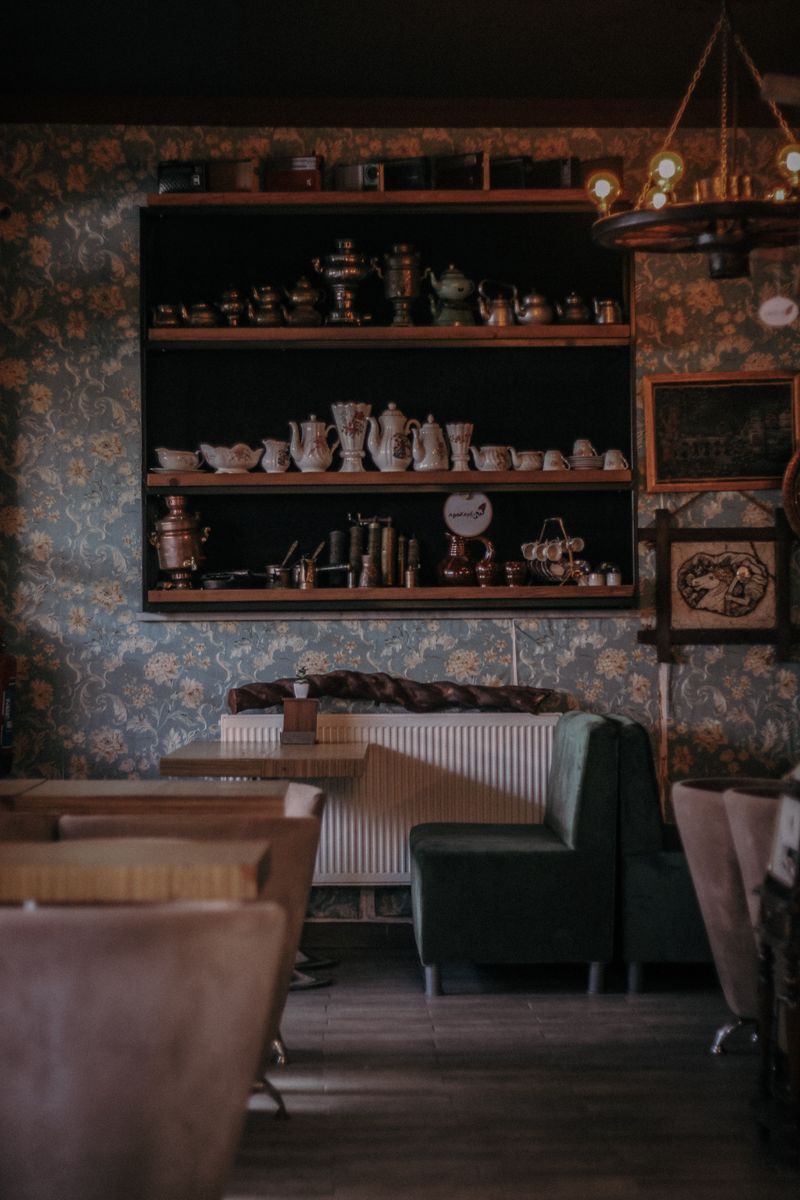 Gemütliches Café-Interieur mit Vintage-Regal (Stockfoto)
