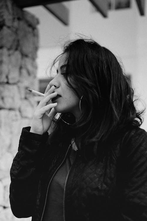 免费 女人在灰度照片中吸烟 素材图片