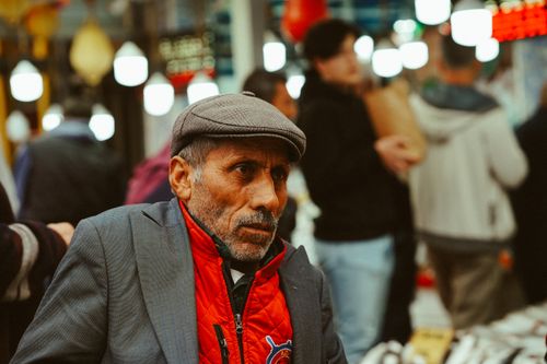 Free Portrait of an elderly man at a bustling market in Ankara, Türkiye. Stock Photo