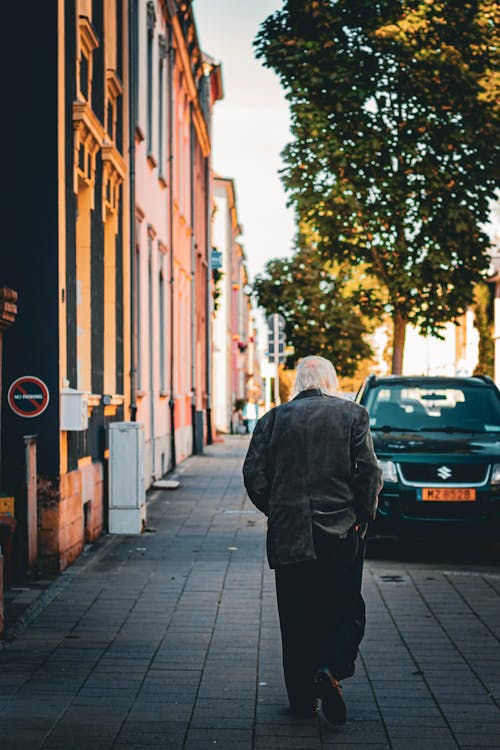 Foto d'estoc gratuïta de ancians, caminant, carrer