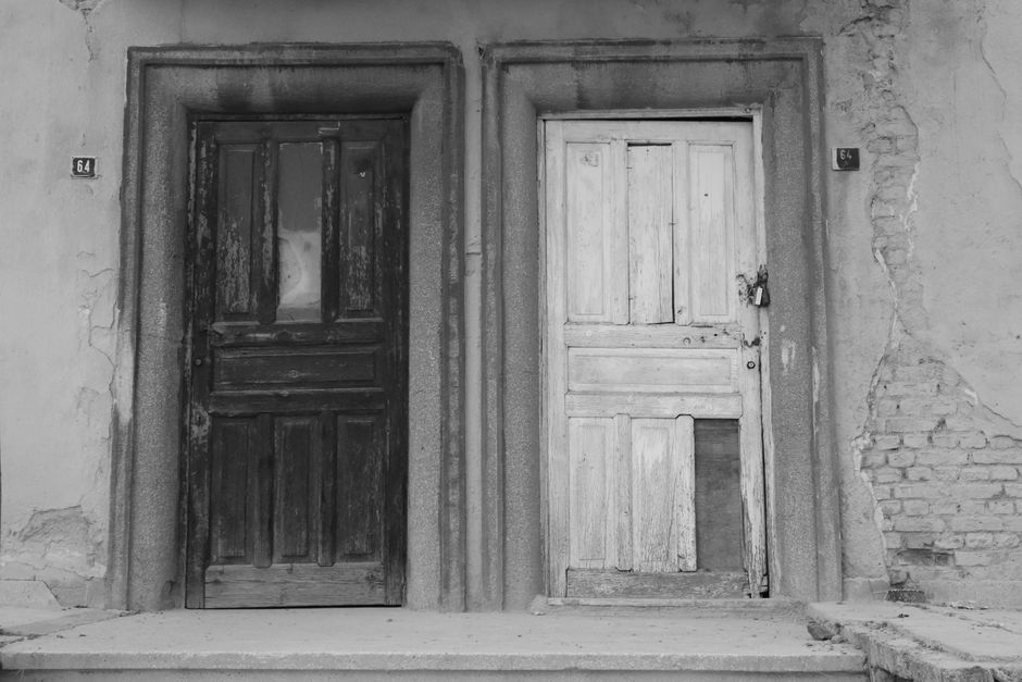 three doors choice corridor