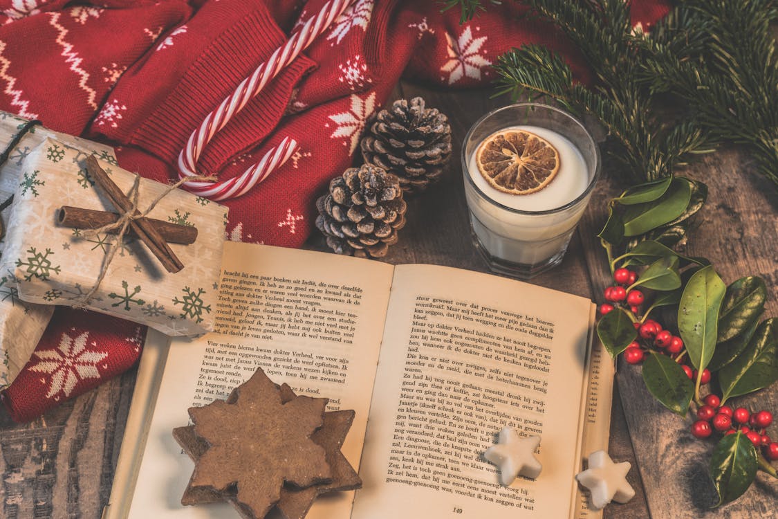 Verre De Lait Près De Livre Ouvert