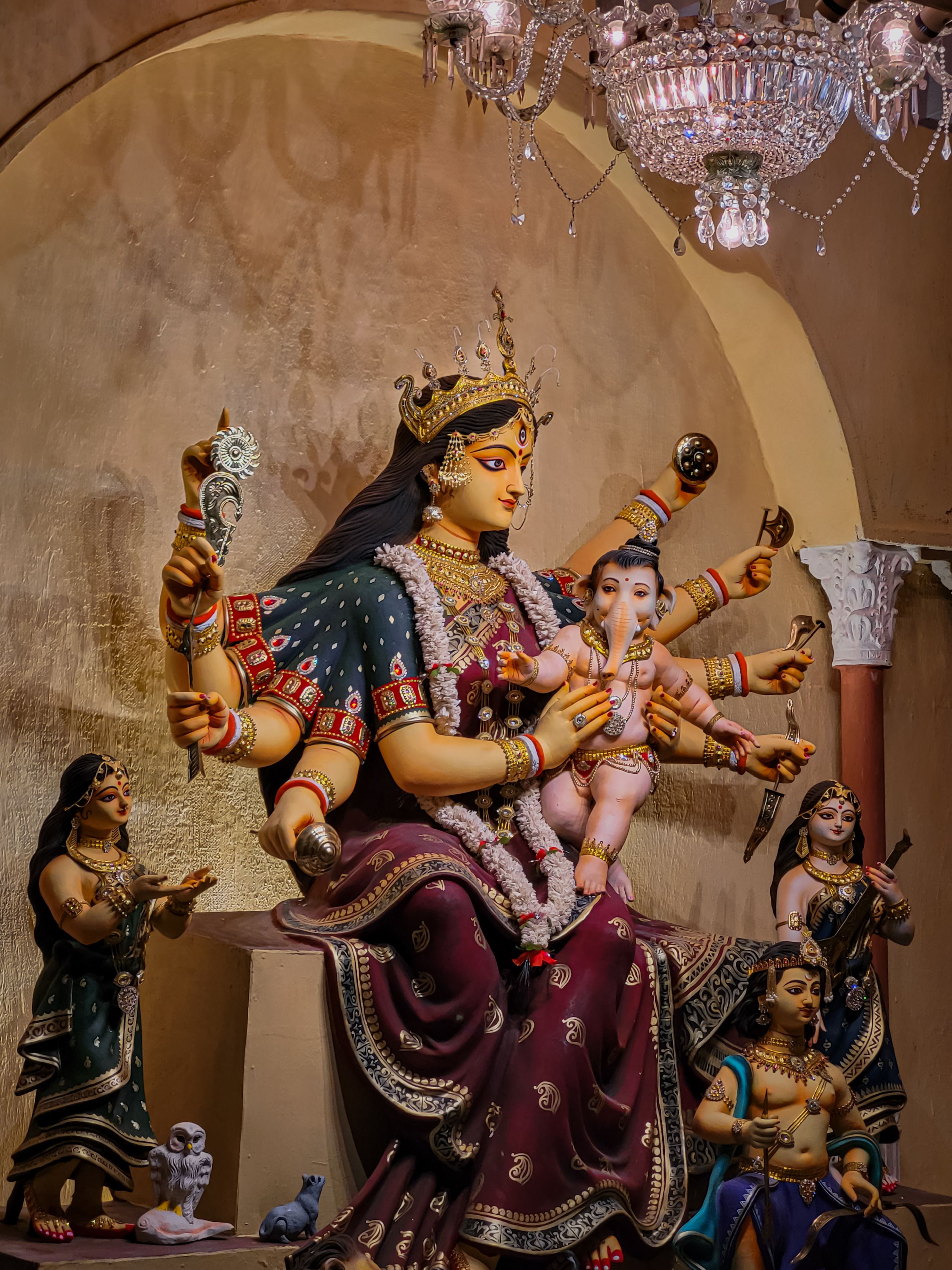 देवी प्रतिमा मंदिर परिसर में