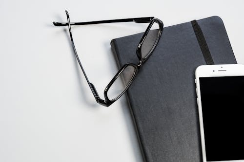 Óculos De Armação Preta, Notebook E Smartphone