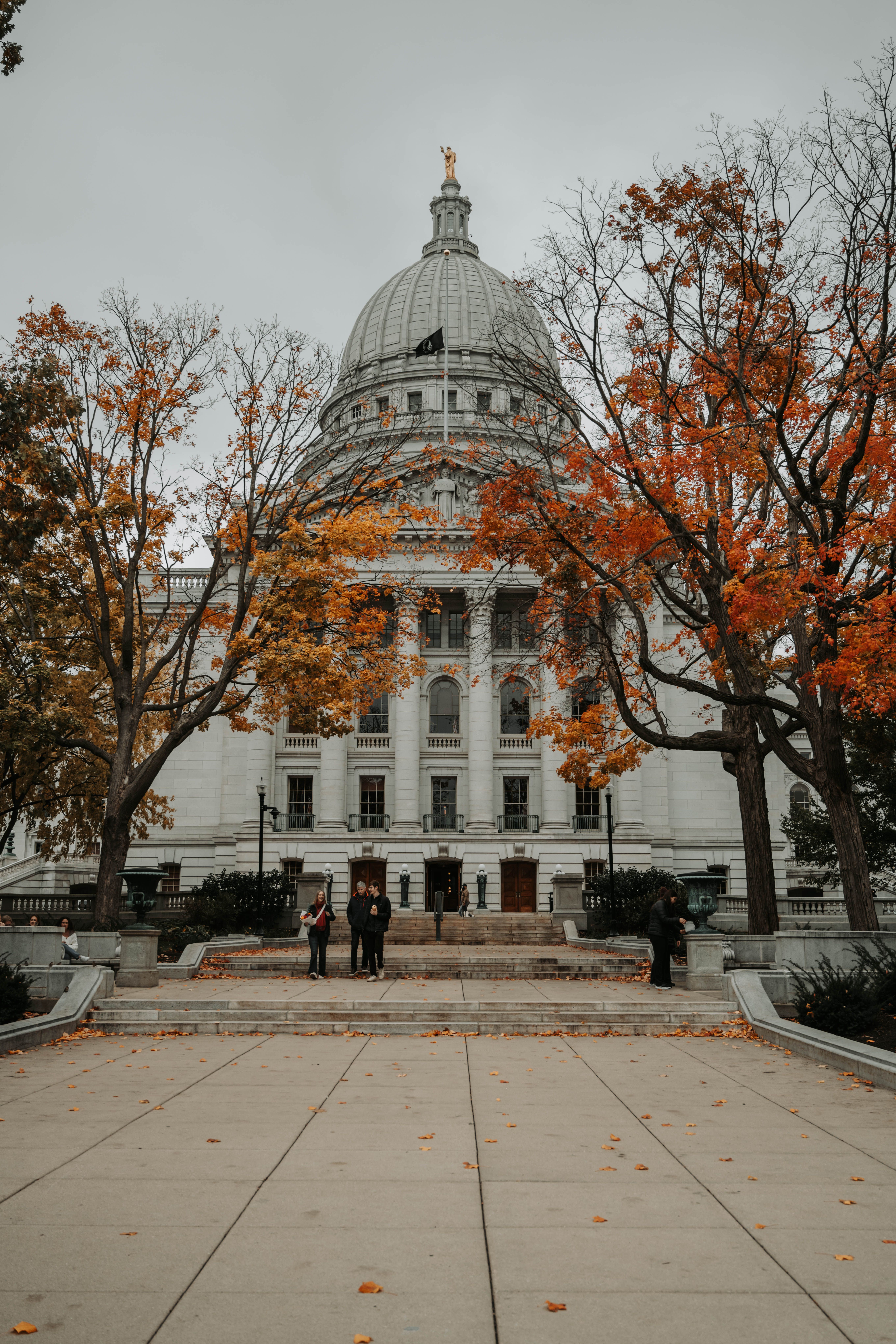 Autumn Trees in front of Wisconsin State Capitol in USA · Free Stock Photo