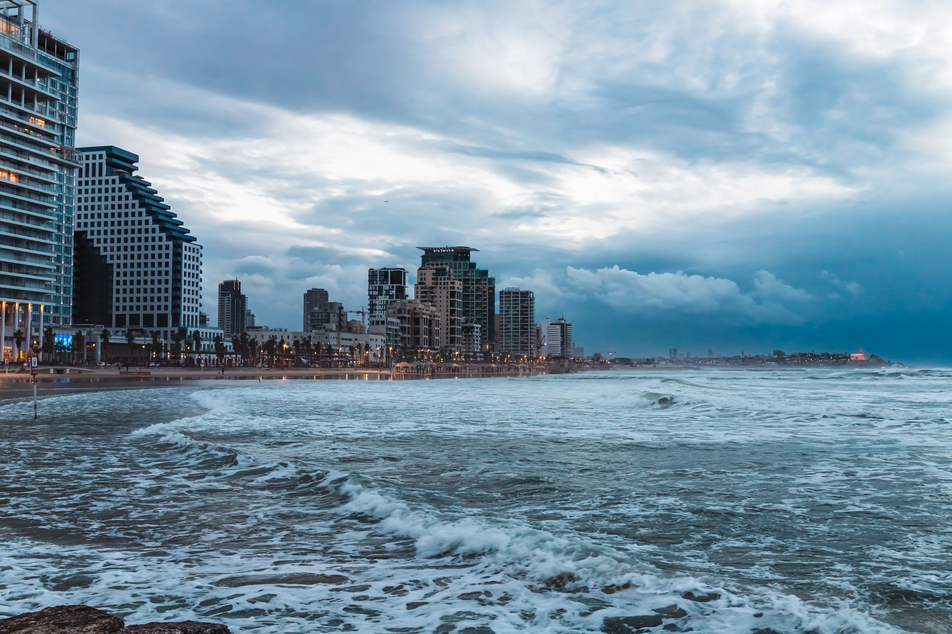 Bulutlu bir sabah Tel Aviv sahili
