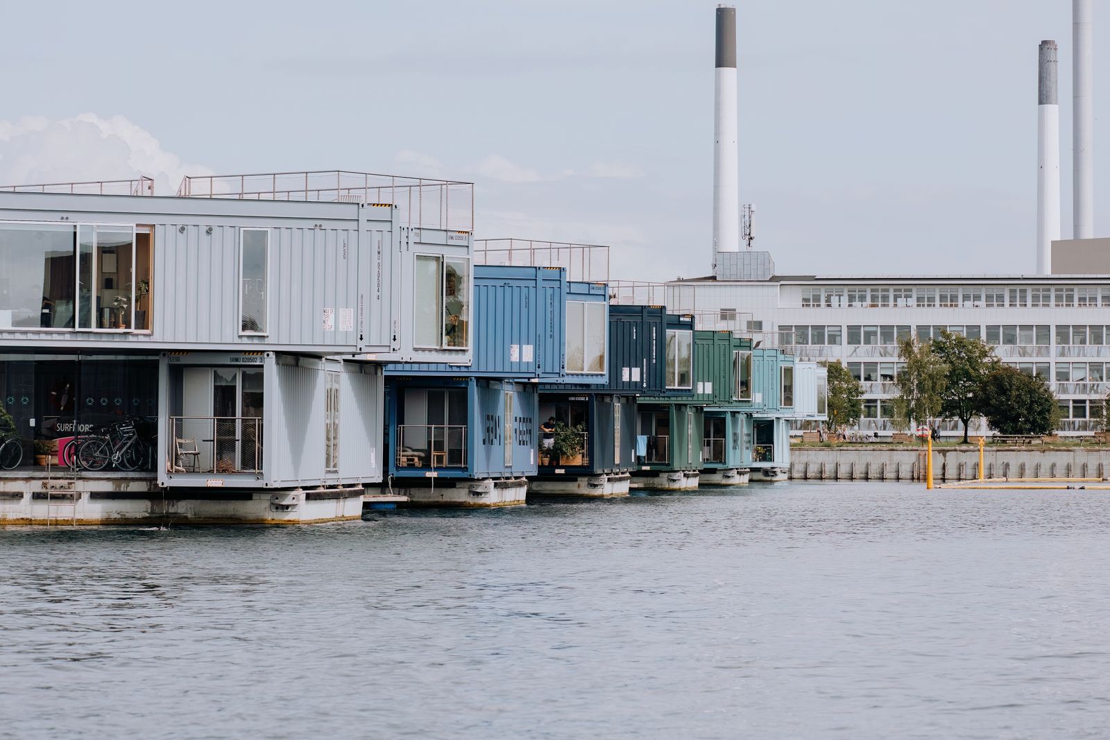 Complesso residenziale realizzato con container abitativi impilati (foto stock illustrativa, da sostituire con un progetto reale ALMATRANS)