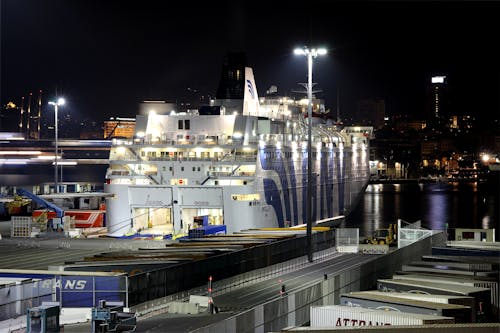 Gratis stockfoto met belicht, containervrachten, cruiseboot