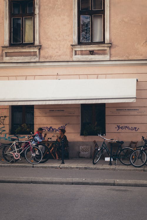 Foto profissional grátis de bicicletas, café, calçada