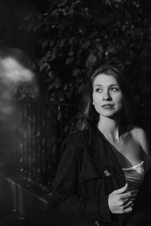 Free Striking black and white portrait of a woman in a classic outdoor setting, exuding elegance and mystery. Stock Photo