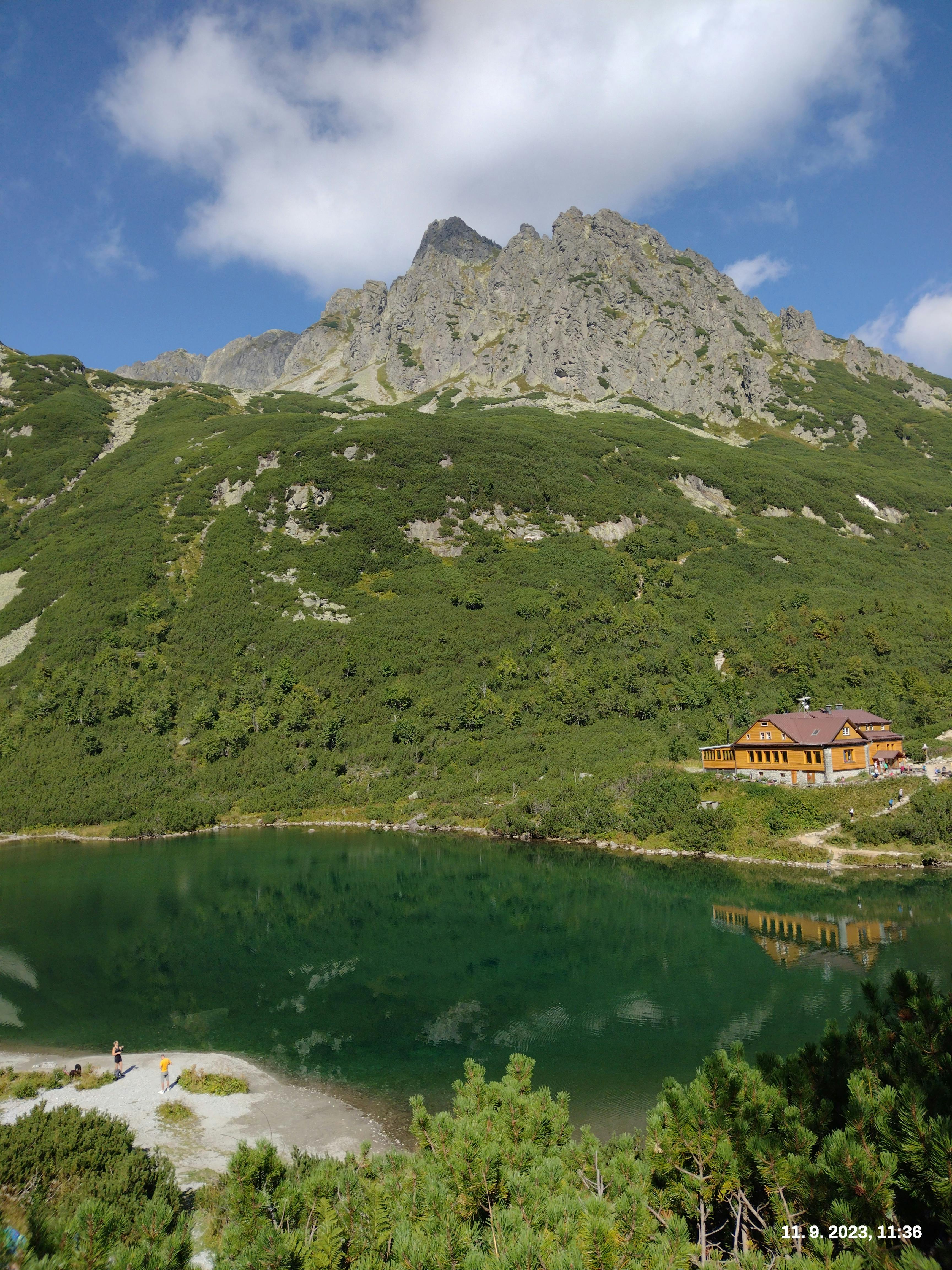 파크 MGM 호텔 외관과 주변 거리