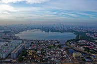 雅加达的城市景观在航拍照片中令人惊叹，其中湖泊和城市建筑尤为突出