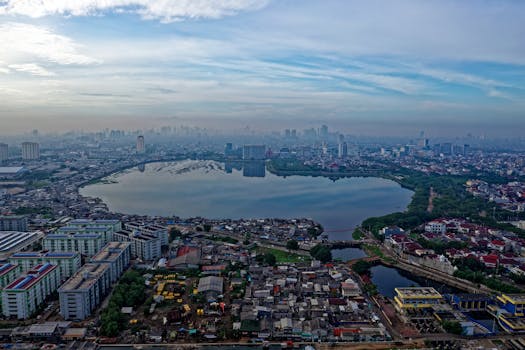 雅加达的城市景观在航拍照片中令人惊叹，其中湖泊和城市建筑尤为突出