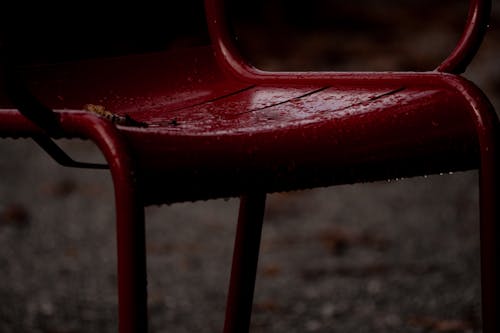 Rot Stuhl nachdenklich