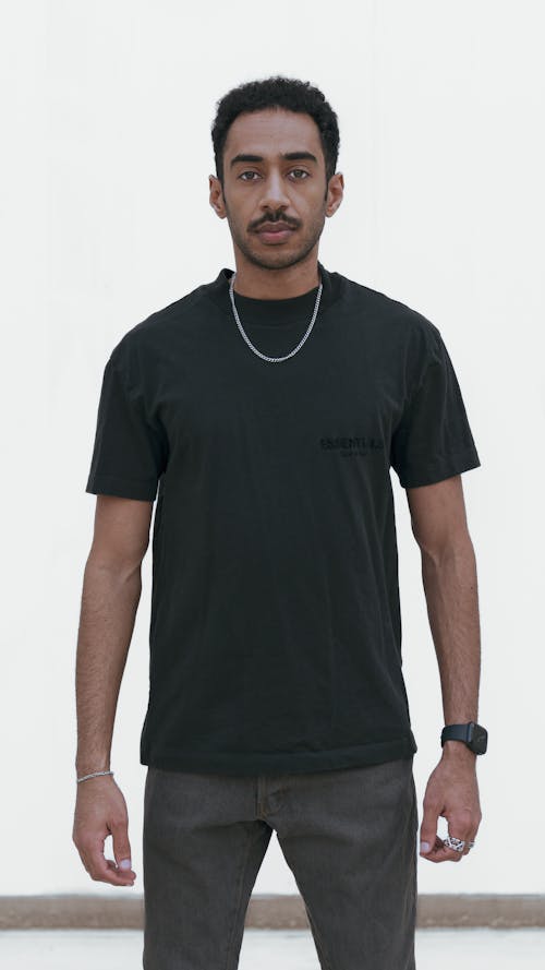 Darmowe zdjęcie z galerii z białe tło, Czarny t-shirt, fotografia mody