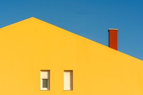 Foto stok gratis cerobong asap merah, dinding kuning, geometris