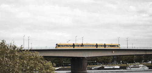 Foto profissional grátis de amarelo, arquitetura, bonde