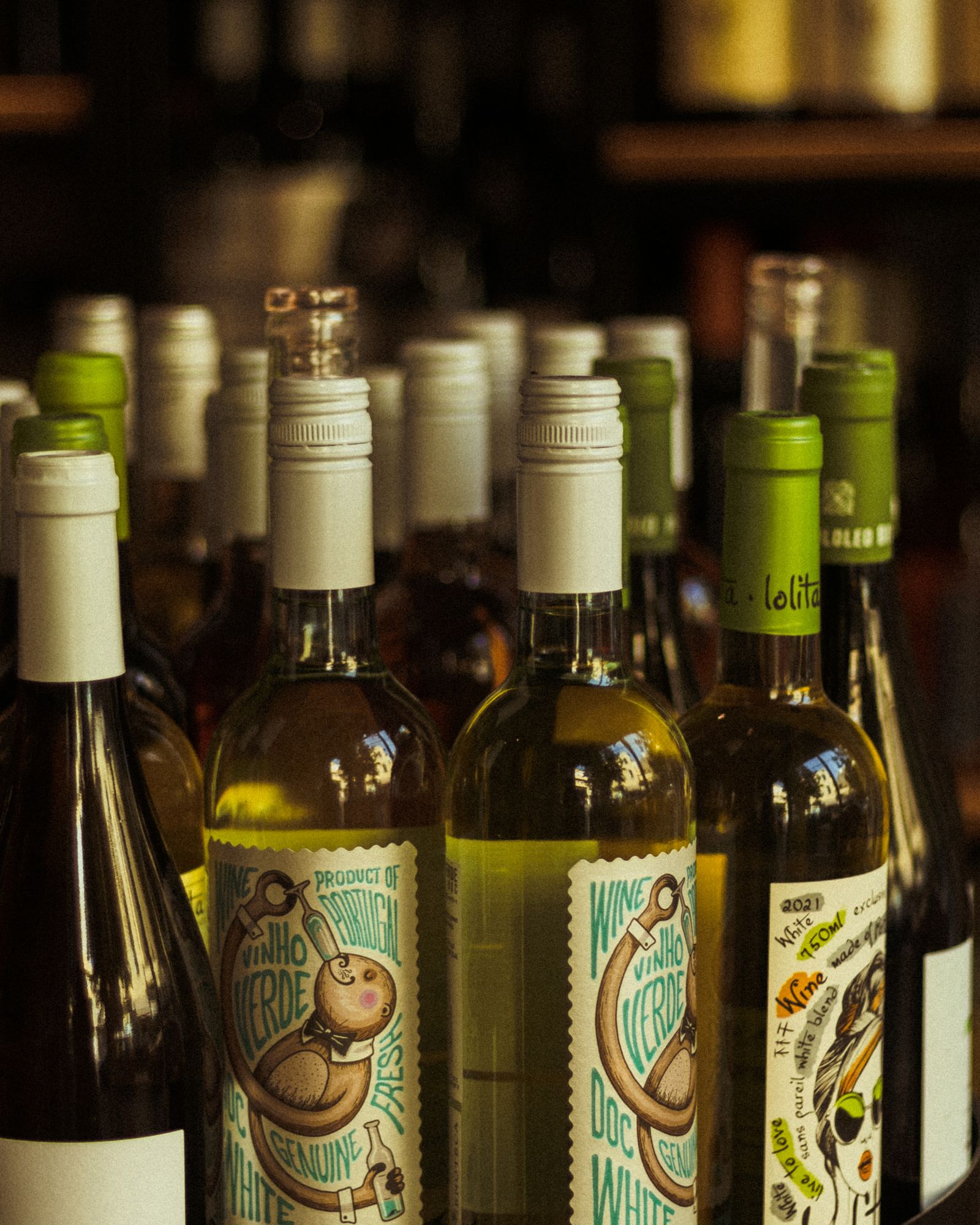 Bouteilles de vin naturel aux étiquettes illustrées au comptoir