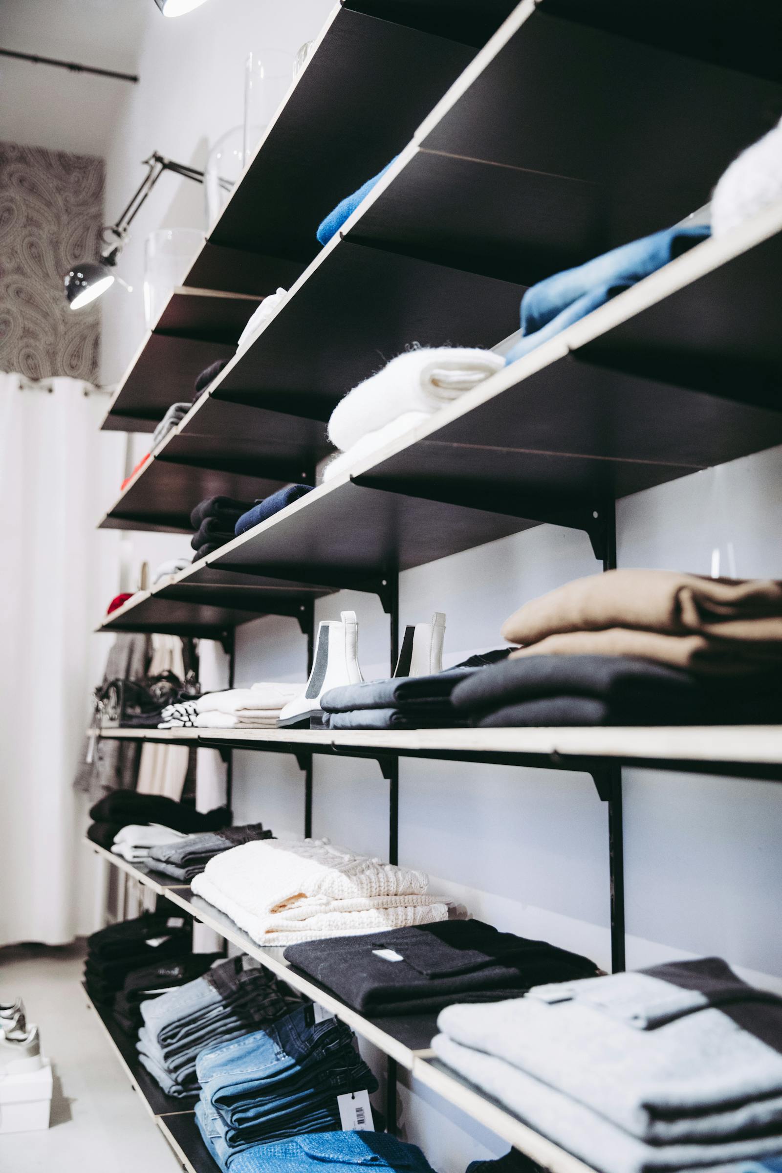 Présentoirs et gondoles modernes en boutique