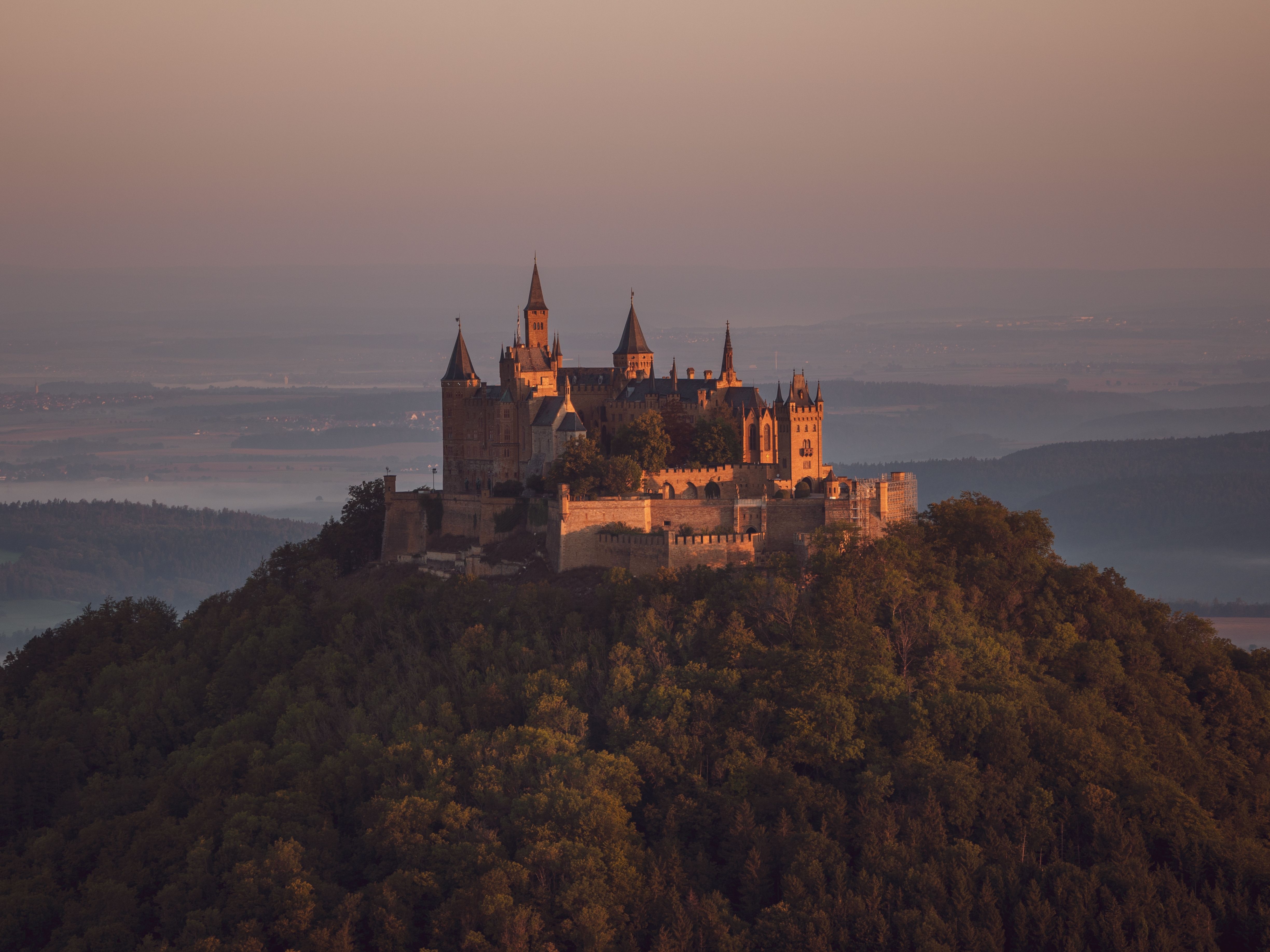 Märchenschloss auf einem Hügel