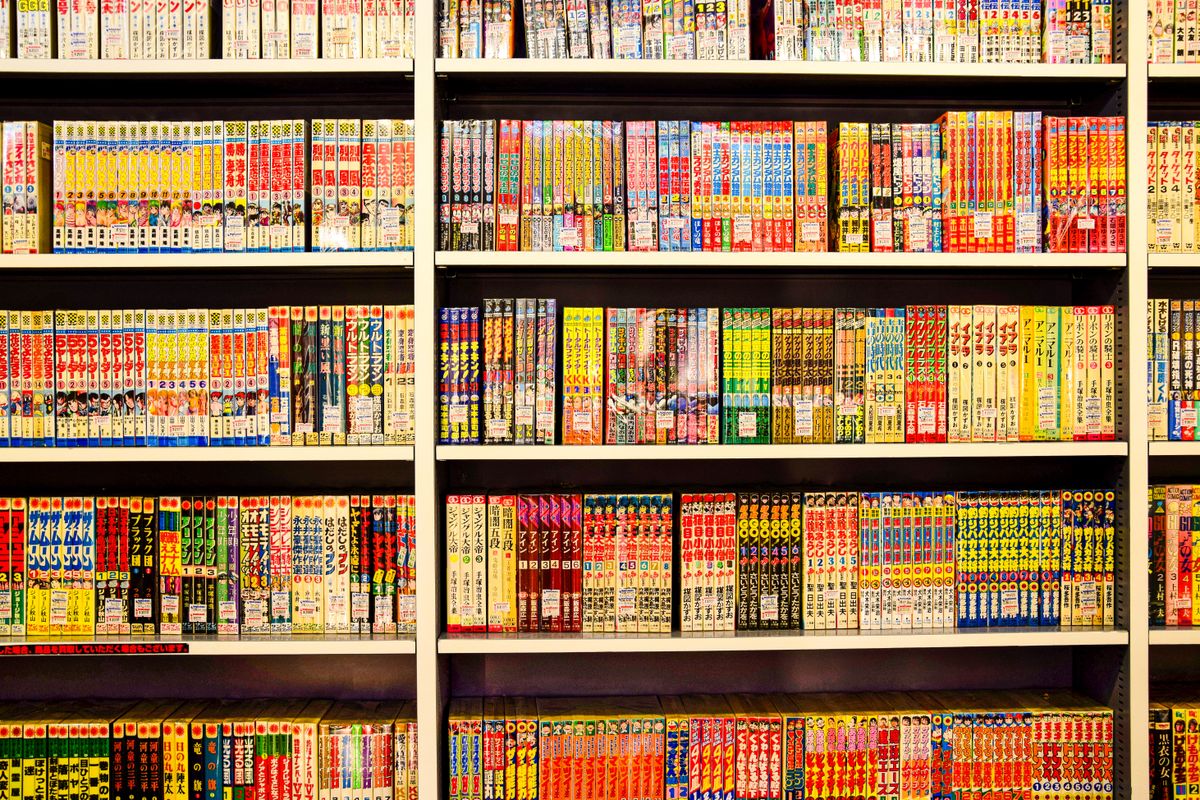 書店のコミックス棚に背表紙が並んでいるところ
