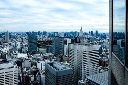 Free Aerial view of Tokyo's modern skyline featuring dense skyscrapers and iconic architecture. Stock Photo
