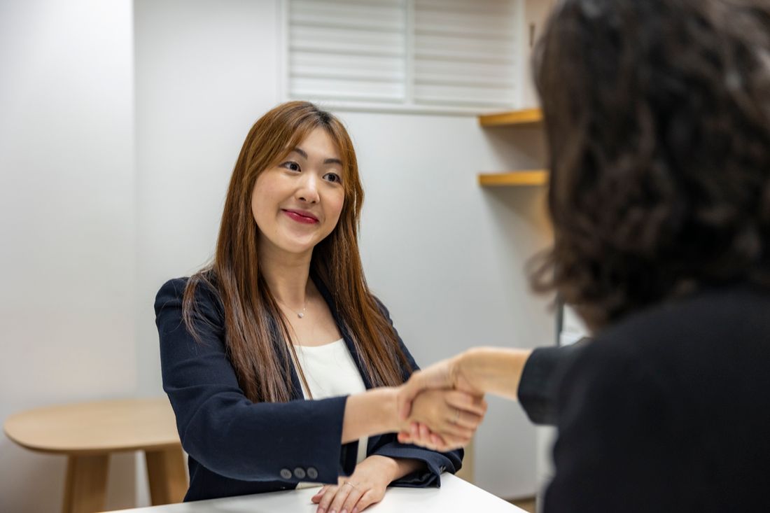 Candidate et recruteuse echangeant une poignee de main