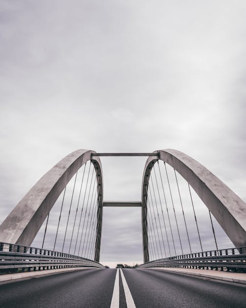 Gratis lagerfoto af bro, broer, faldende perspektiv
