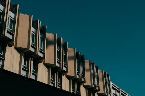 коричнево серое бетонное здание
