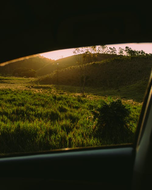 linda vista do por do sol através da janela do carro