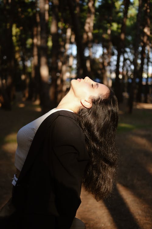 Foto profissional grátis de apoiando, jovem, mulher