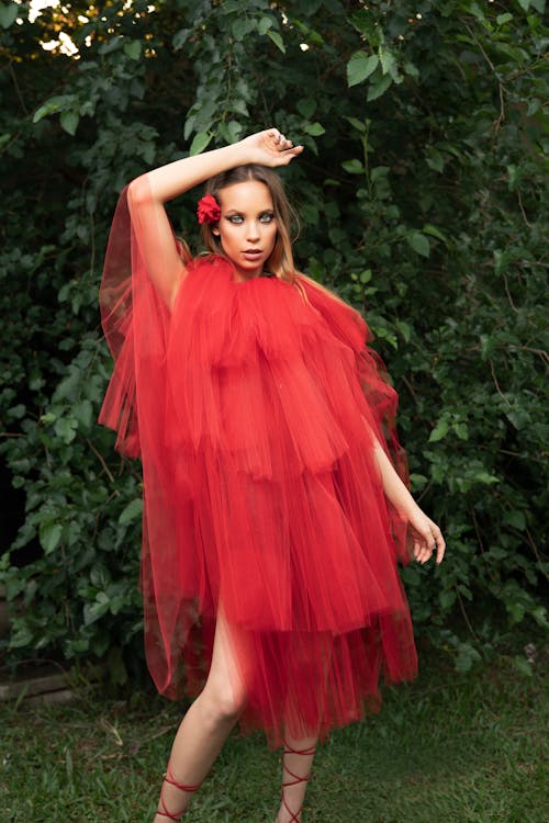 빨간 드레스, 서 있는, 수직 쐈어의 무료 스톡 사진