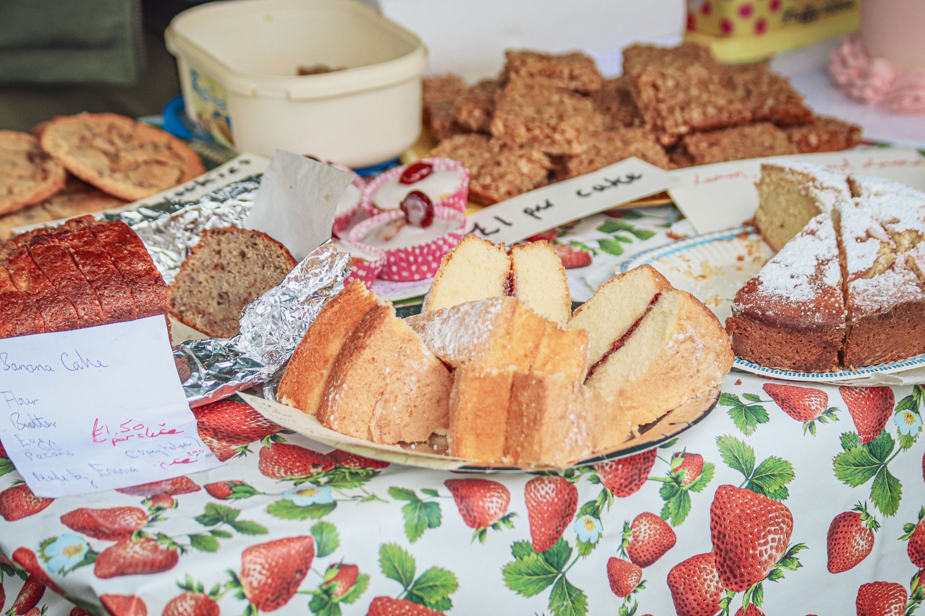 Great British Bake Off çadırında kekler ve fırıncılar