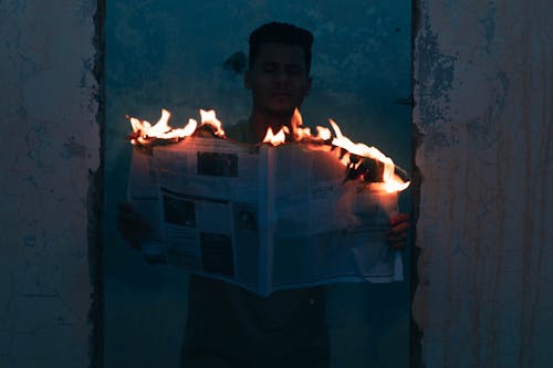 Безкоштовне стокове фото на тему «вогонь, газета, горіння»