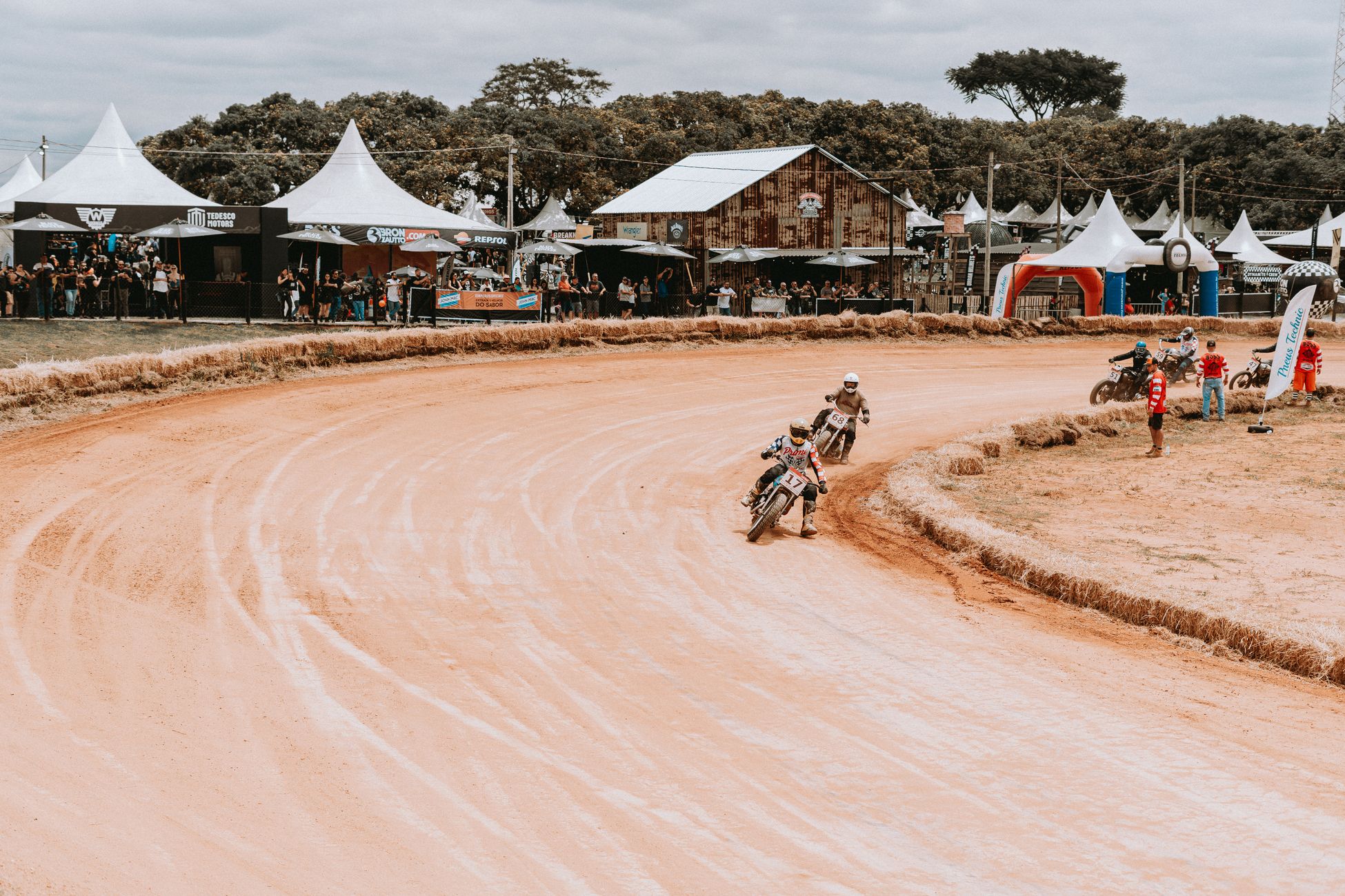 Vrouw start evenement tussen motoren en feesttenten
