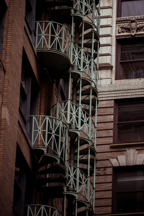 Безкоштовне стокове фото на тему «балкони, вертикальні постріл, житловий будинок»