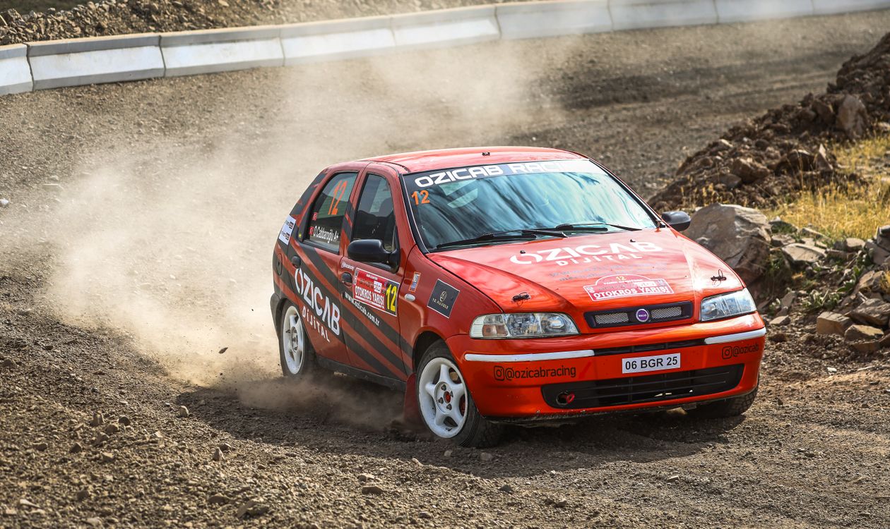 Palio Rally A red car driving on a dirt road · Free Stock Photo