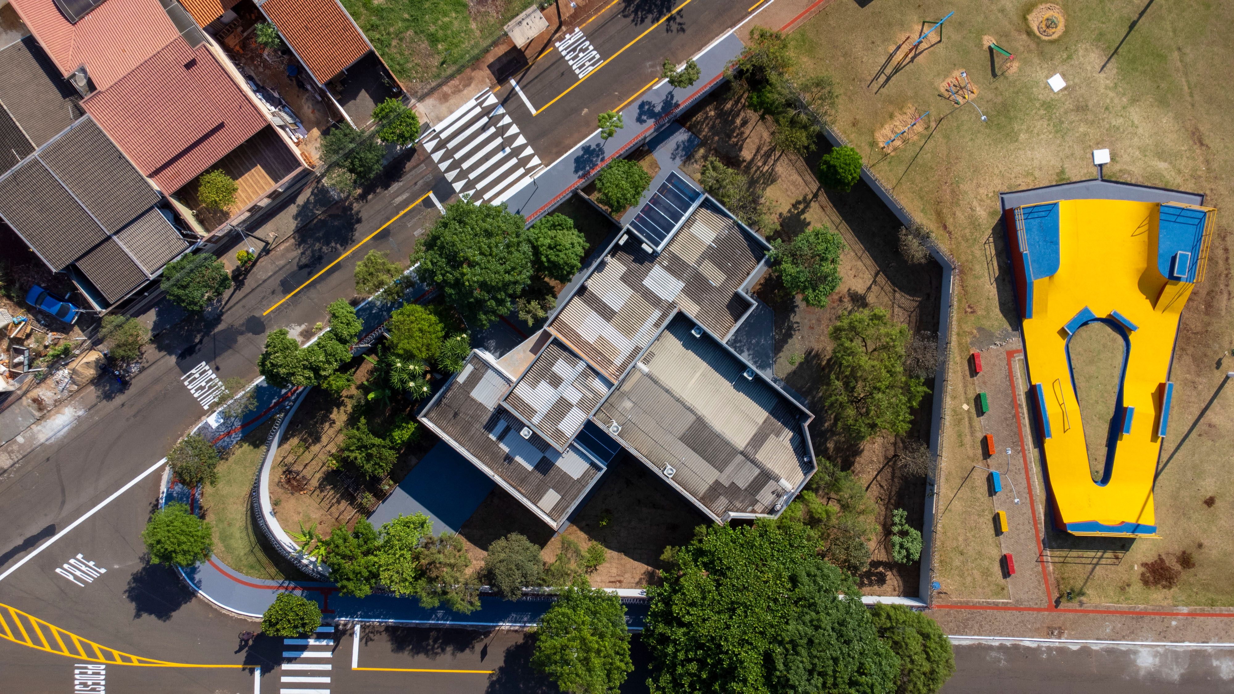 Aerial view of a residential area with a colorful skatepark in Londrina, Brazil.