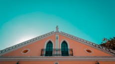 从低角度仰望这座历史悠久的教堂，色彩鲜艳，天空晴朗