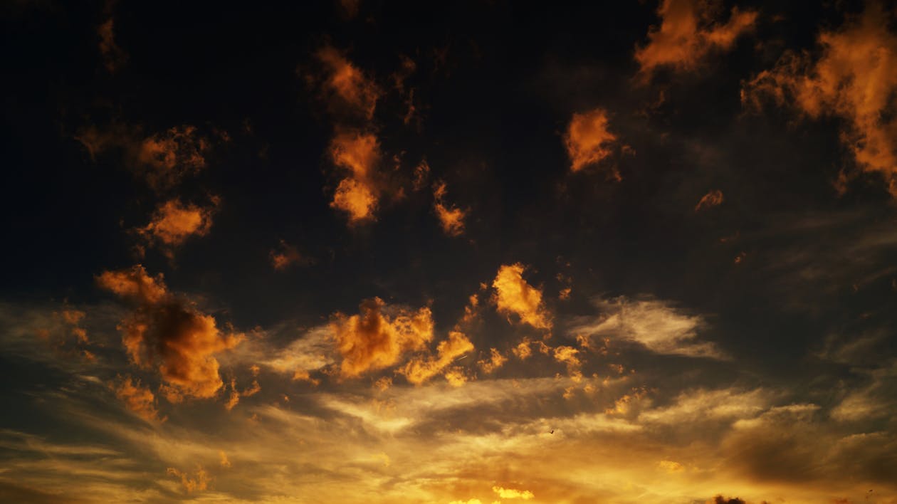grátis Nuvens Cinzentas Durante A Hora Dourada Foto profissional
