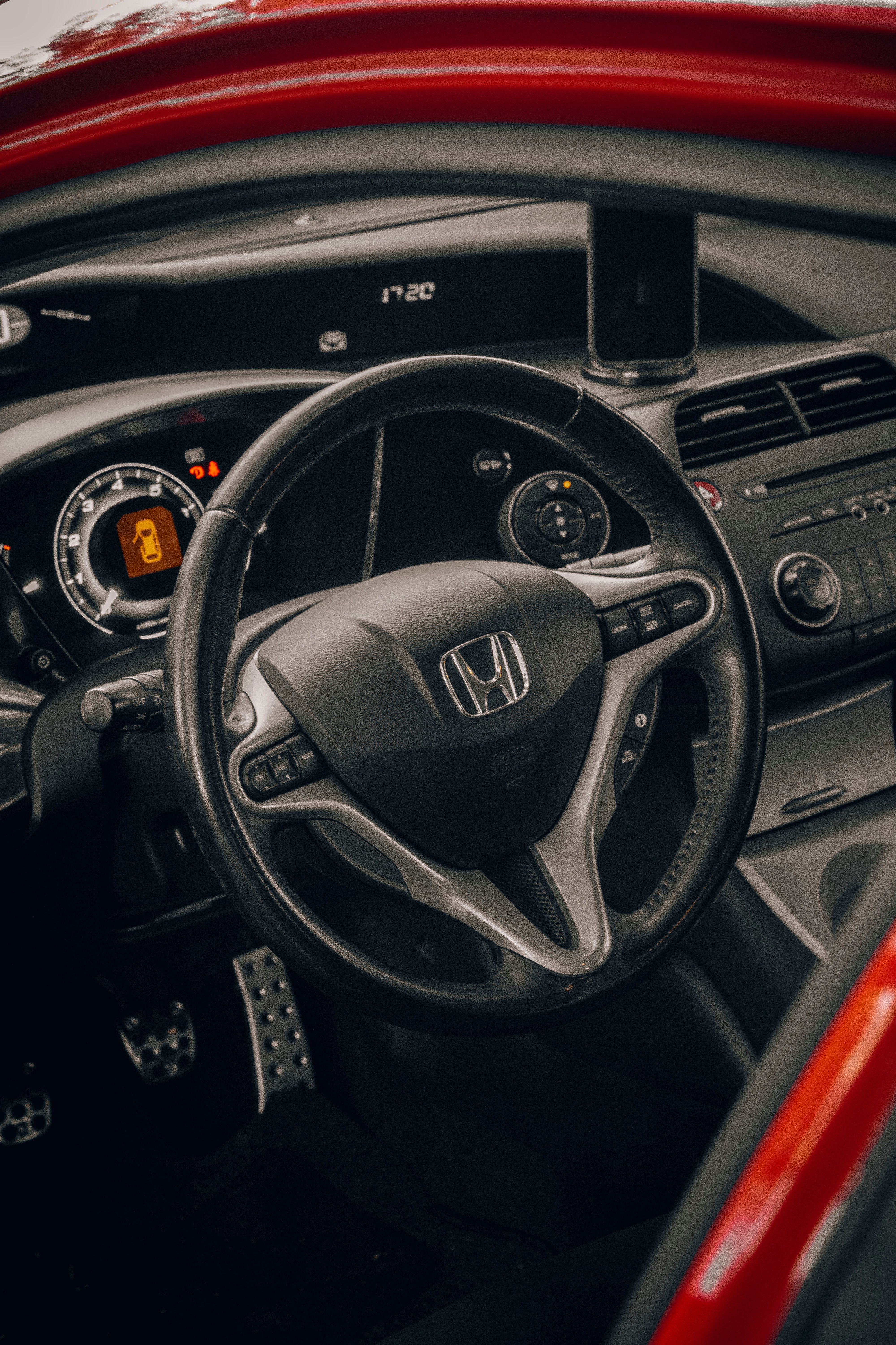 Detalhes de desgaste no volante, banco e pedais de um carro usado
