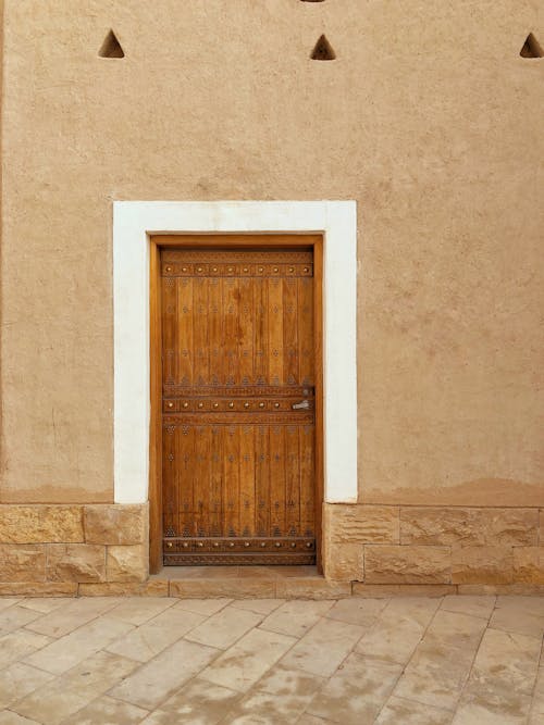 Free Old Wooden Door in a Building  Stock Photo
