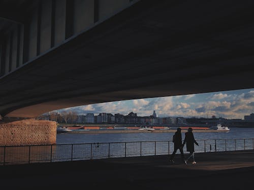 Due Persone Che Camminano Sotto Il Ponte