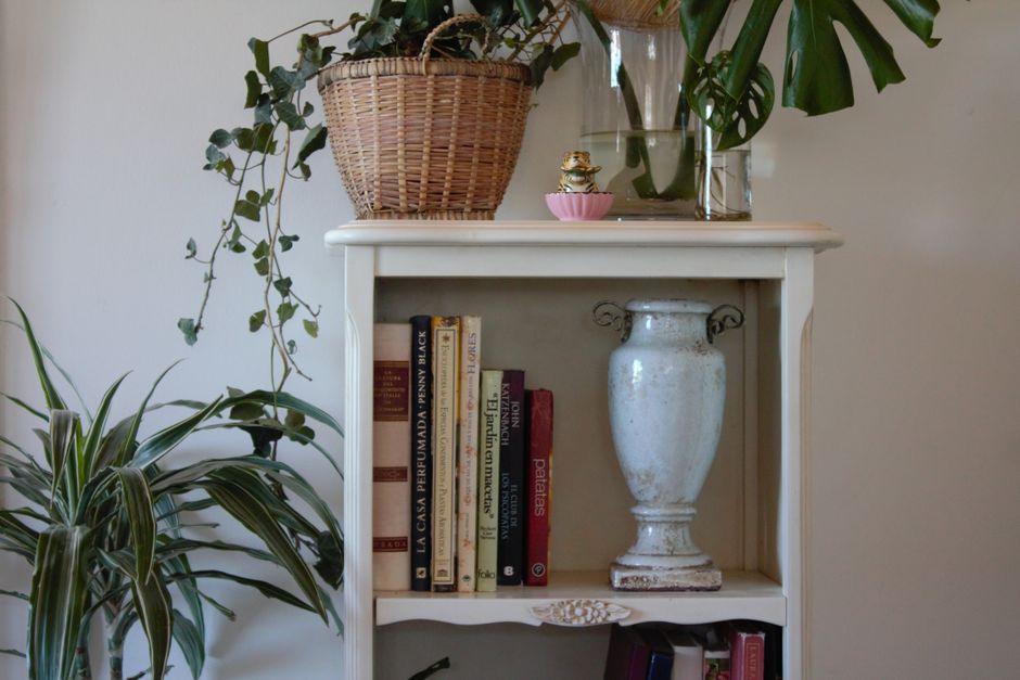 How to Style a Bookshelf Like a Designer