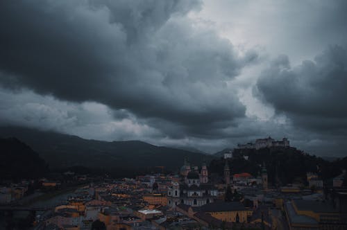 暗い雲が町を覆っている