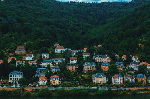 Maisons Colorées En Montagne