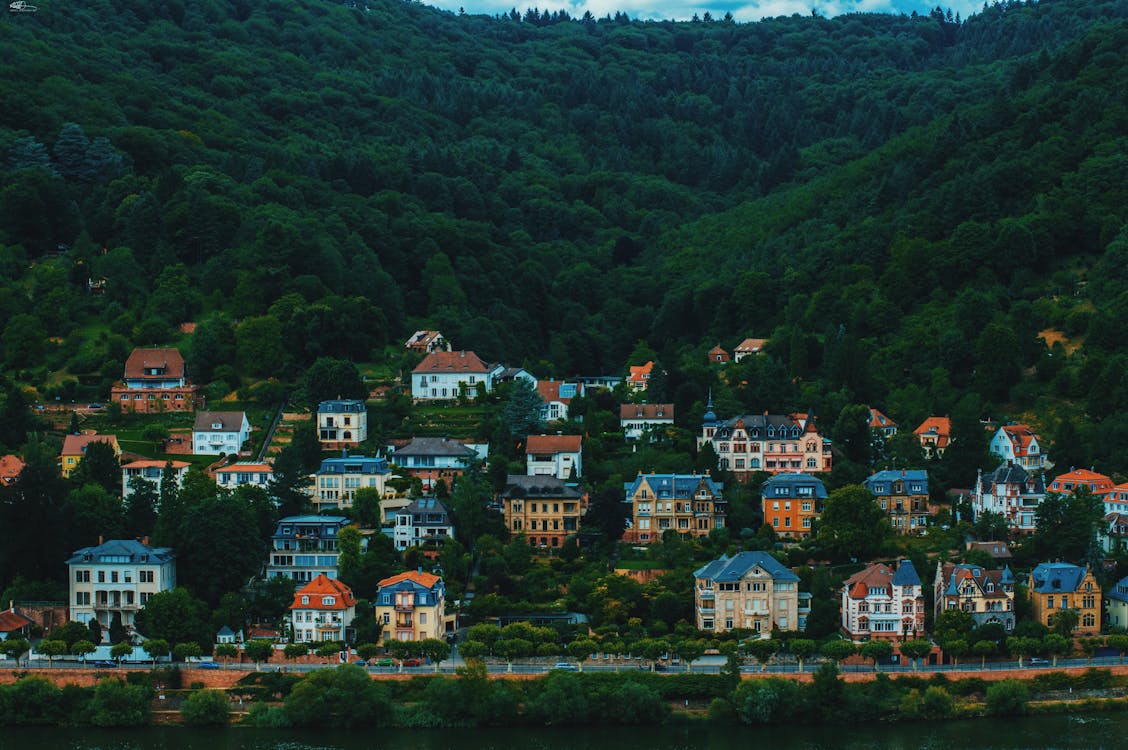 Casas De Colores En La Montaña